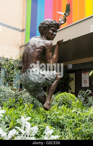 Diarmuid Byron O`Connor`s Statue von Peter Pan vor dem Great Ormond Street Hospital for Children, London, Großbritannien Stockfoto